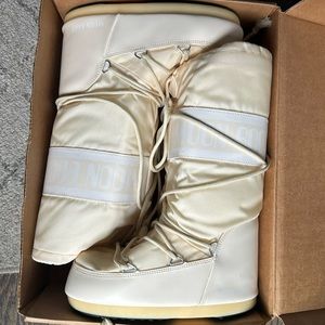 Moon Boot in Cream/Pale Yellow